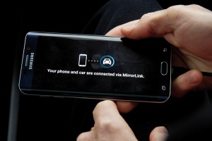 Povezava na telefon s sistemom Mirrorlink se je vzpostavila s telefonom Galaxy S6 Edge+. 